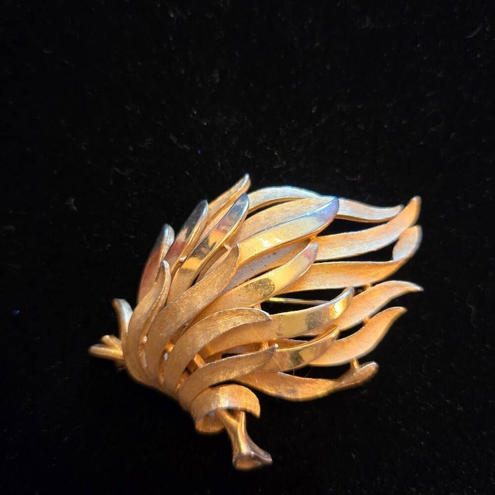 Vintage JJ Gold Tone Brooch Pin